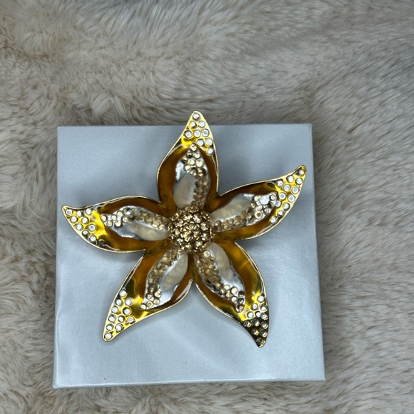 Vintage AVON Nina Ricci Austrian Crystal Flower Brooch Pin Large Gold Tone - Picture 1 of 2